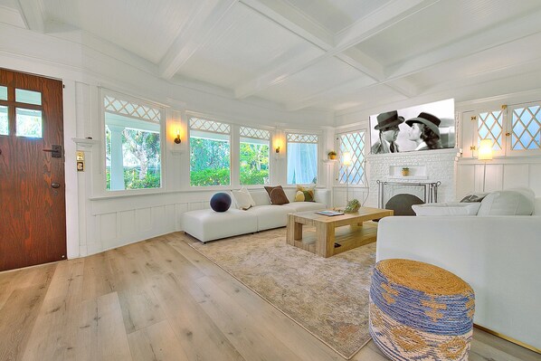 Téléviseur connecté, foyer, livres, écran d’ordinateur