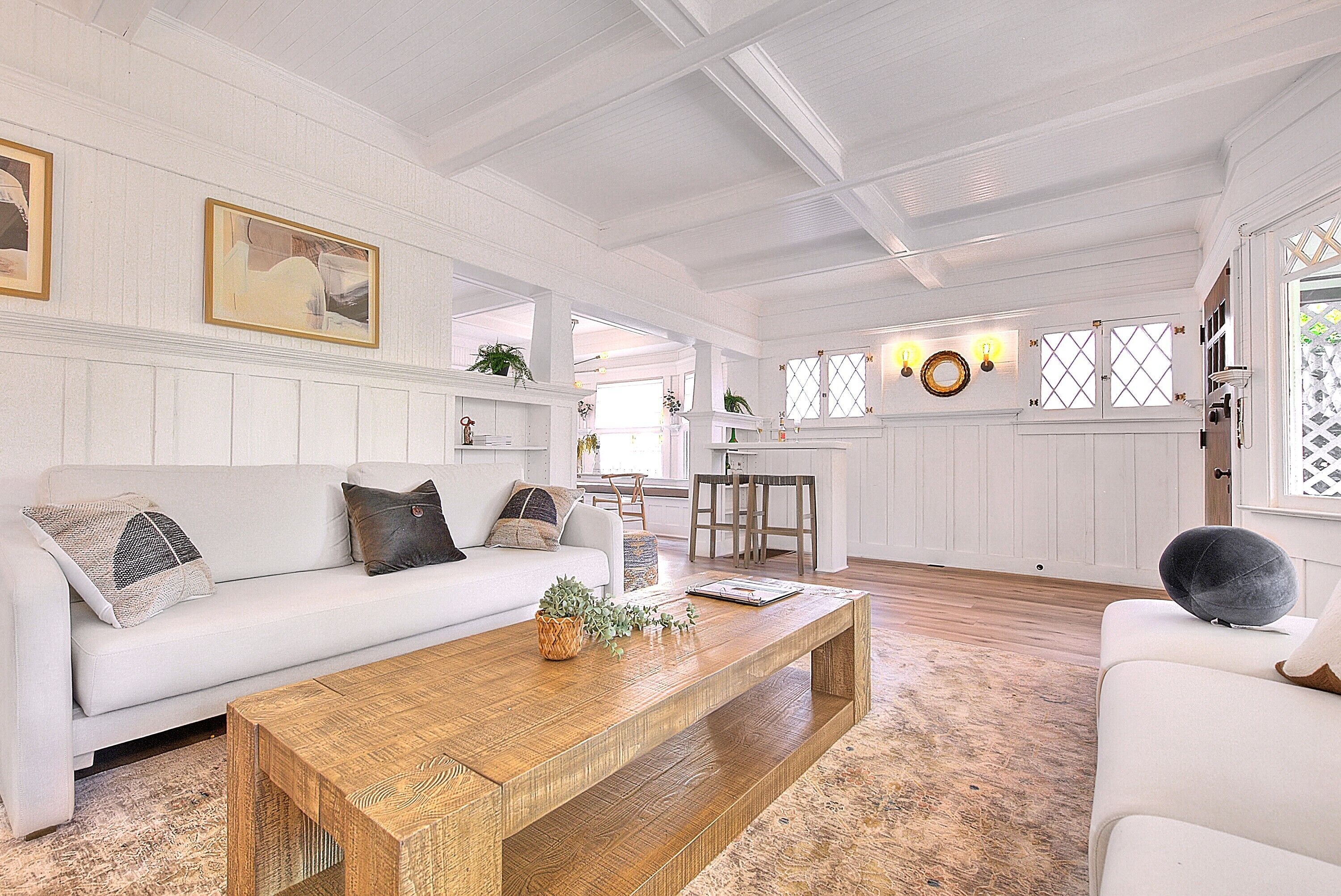 Smart-TV, Kamin, Bücher, Computerbildschirme