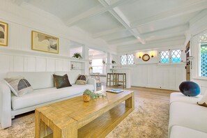 Smart TV, fireplace, books, computer monitors - Great Escape - Hidden Gem Venice Beach Villa 2mins Walk to Venice Beach!! (Venice Beach, los angles)