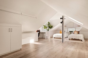3 habitaciones, escritorio y tabla de planchar con plancha 