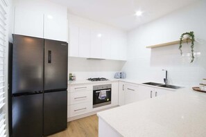 Kühlschrank, Mikrowelle, Ofen, Herdplatte