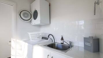 Frigorífic, microones, forn i placa de cuina