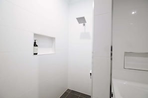 Haartrockner, Handtücher, Seife, Shampoo