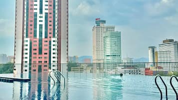 Hồ bơi ngoài trời