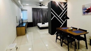 Une chambre d’hôtel moderne comprenant un coin repas, un lit et un bureau.