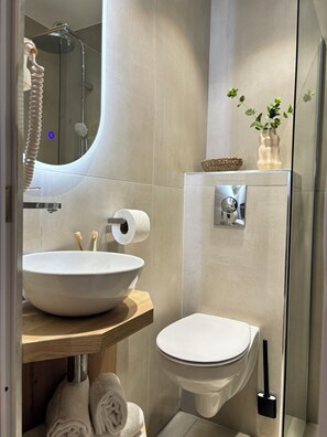 Shower, hair dryer, towels, toilet paper - Hôtel mi corazon (Paris)