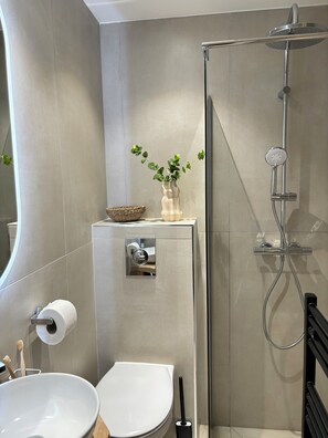 Doppelzimmer | Badezimmer | Dusche, Haartrockner, Handtücher, Toilettenpapier