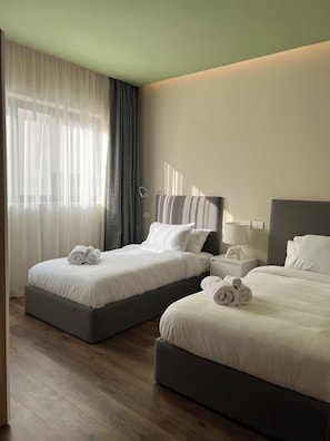 Apartamento, sacada, vista para o jardim | Cofres nos quartos, cortinas blackout, ferros/tábuas de passar roupa