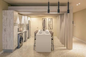 Apartamento, sacada, vista para o jardim | Opções para refeição no quarto