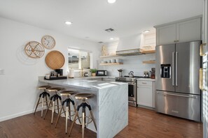 Microwave, oven, stovetop, dishwasher - Modern-Boho Townhouse with Private Hot Tub, Firepit & Grill - 5 Min to Old Town! (Scottsdale)