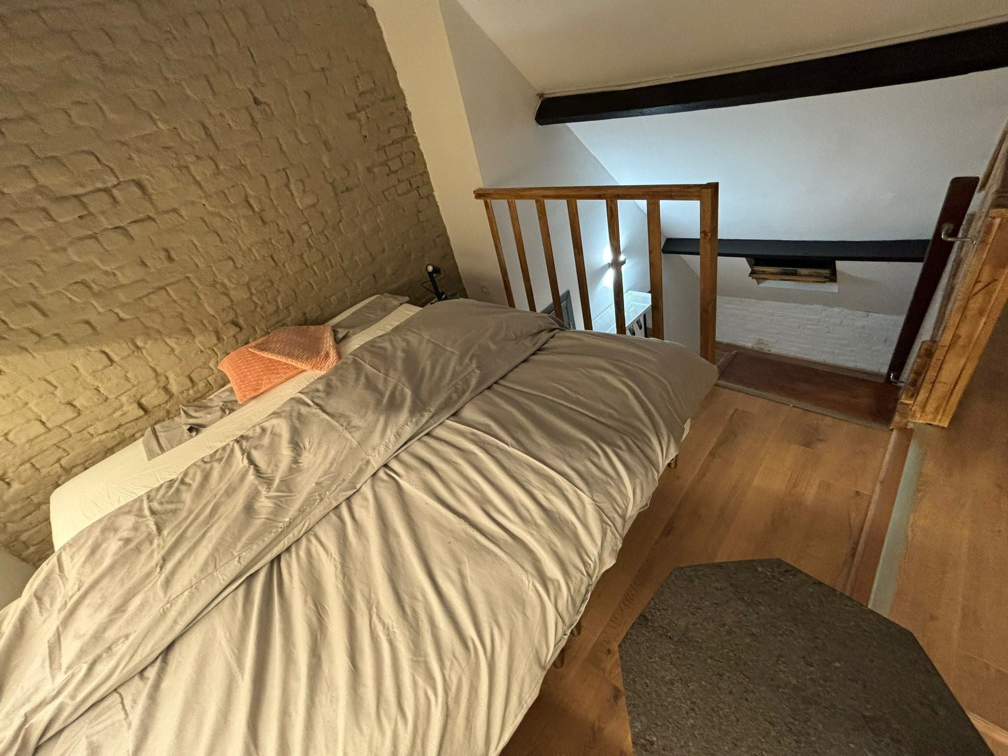 Habitación básica | Espacio para trabajar con un portátil y tabla de planchar con plancha