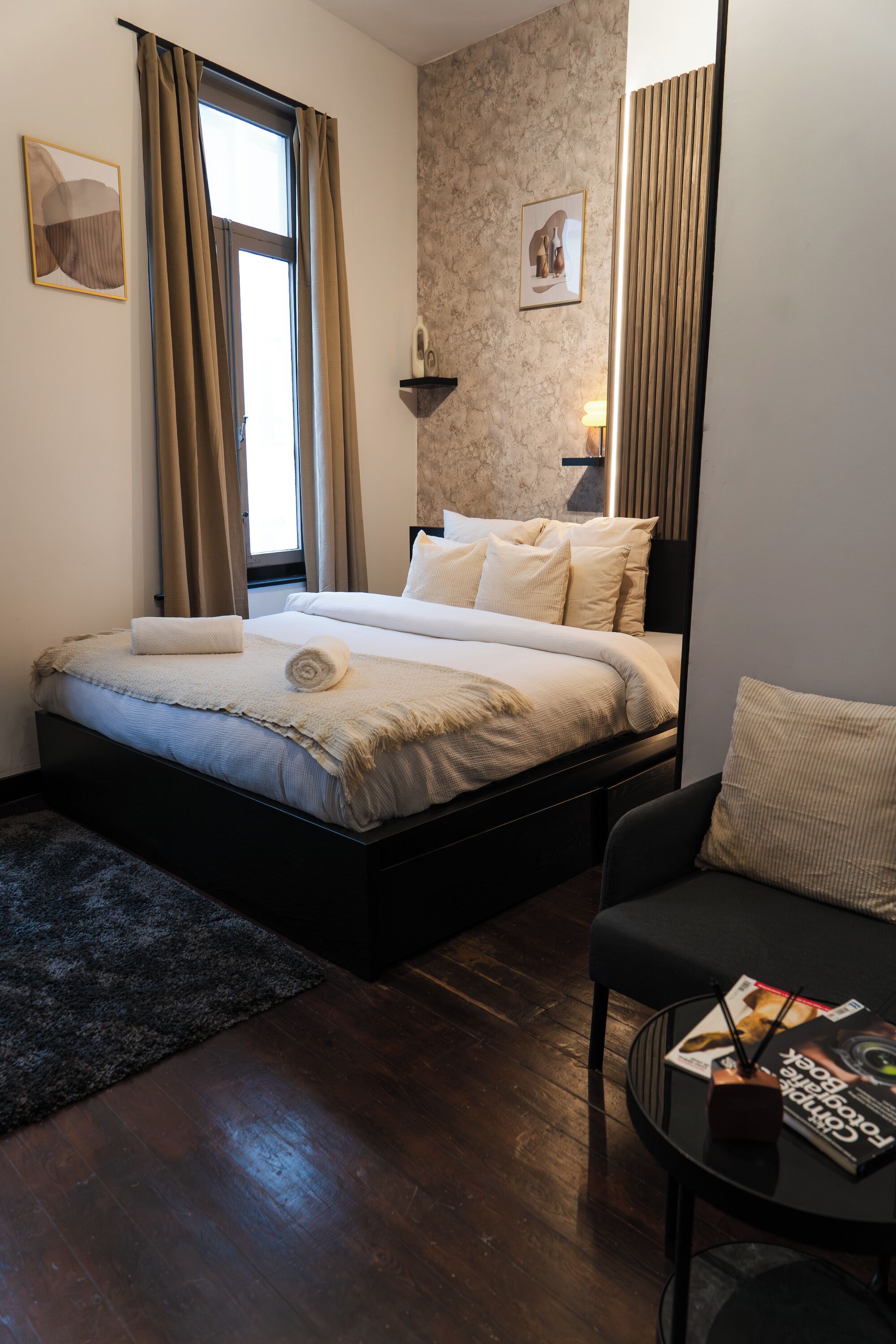 Habitación básica | Espacio para trabajar con laptop y tabla de planchar con plancha 