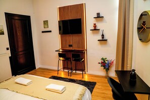 Basic Room | Ruang kerja komputer riba, seterika/papan seterika, Wi-fi percuma 