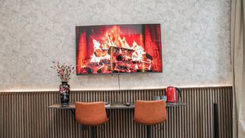 Laptop workspace, iron/ironing board, free WiFi