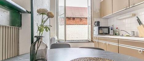 Réfrigérateur, micro-ondes, four, plaque de cuisson