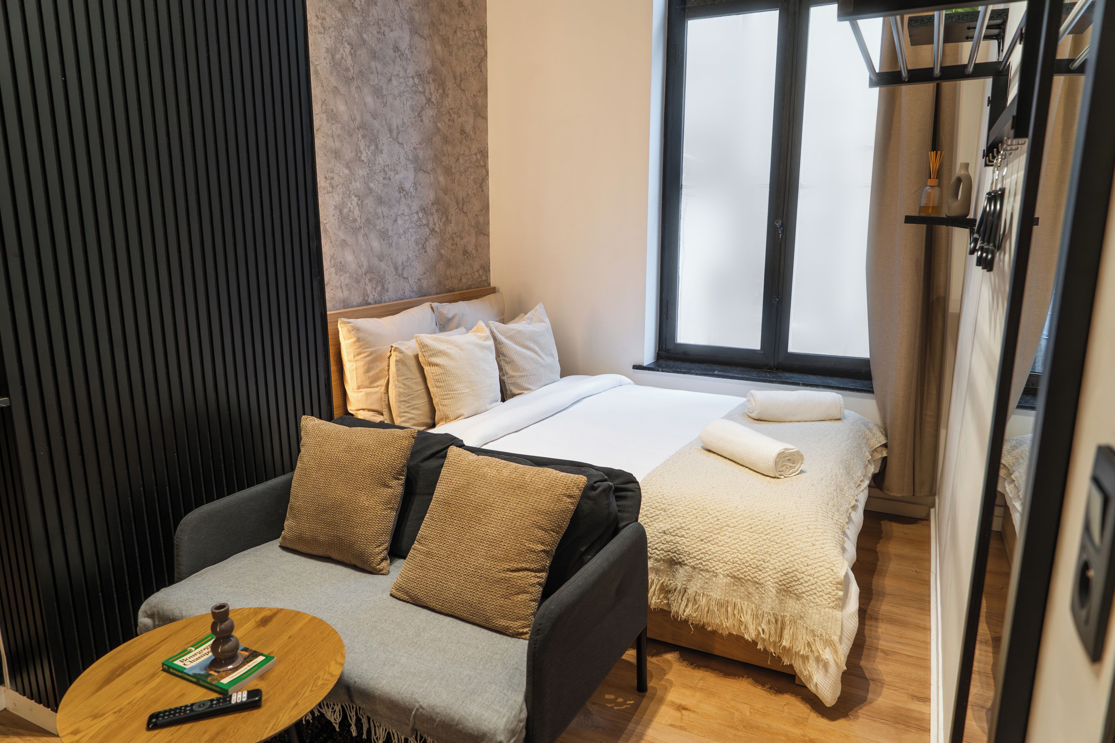 Habitación básica | Espacio para trabajar con laptop y tabla de planchar con plancha 