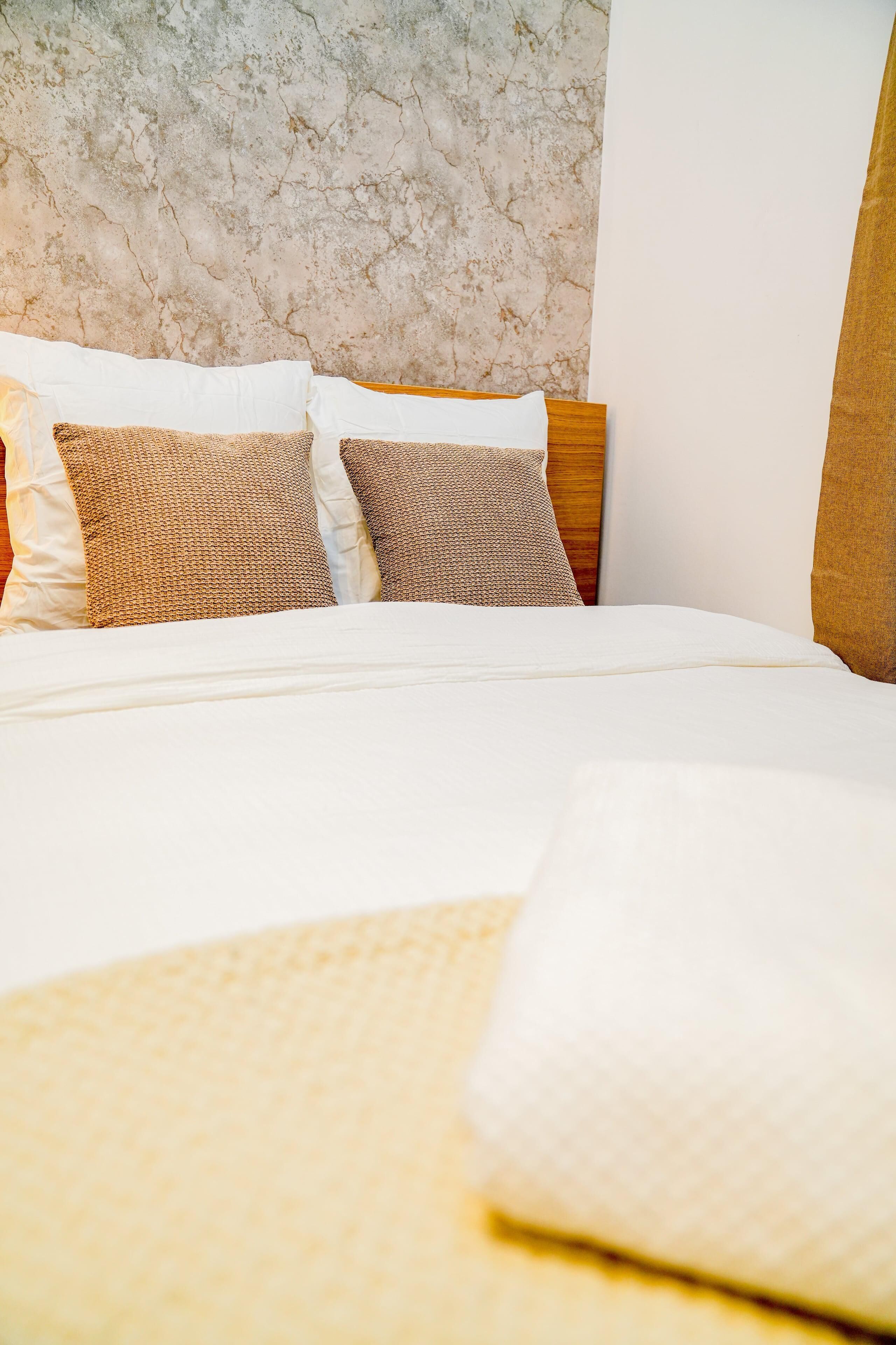 Habitación básica | Espacio para trabajar con un portátil y tabla de planchar con plancha