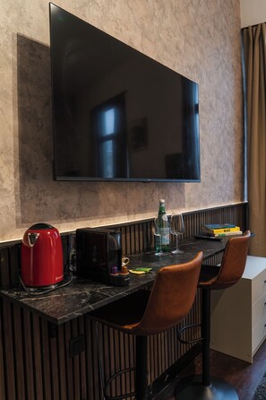 Habitación básica | Espacio para trabajar con laptop y tabla de planchar con plancha 