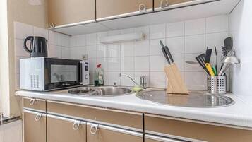 Kjøleskap, mikrobølgeovn, ovn og kokeplater