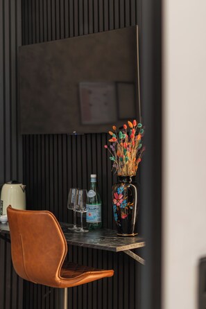 Basic Room | Laptop workspace, iron/ironing board, free WiFi - Comfy 5BR Apartment in Heart of Ghent (Ghent)