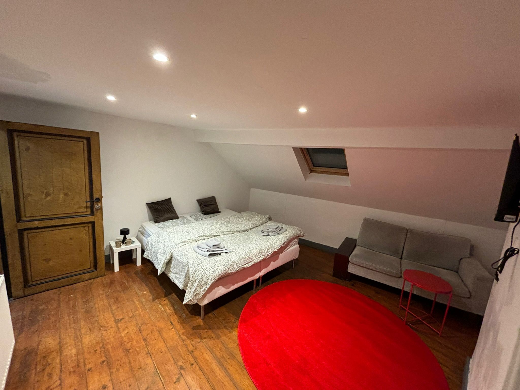 Habitación básica | Espacio para trabajar con un portátil y tabla de planchar con plancha