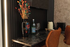 Kamar Basic | Ruang kerja ramah laptop, setrika/meja setrika, dan Wi-Fi gratis