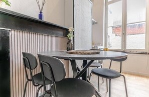 Fridge, microwave, oven, stovetop - Comfy 5BR Apartment in Heart of Ghent (Ghent)