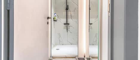 Basic Room | Shared bathroom