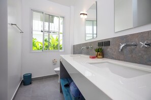 Bruser, hårtørrer, bidet, håndklæder