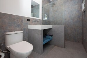 Shower, hair dryer, bidet, towels