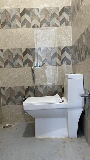 Douche, bidet, serviettes fournies, savon