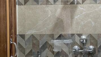 Een douche, een bidet, handdoeken, zeep