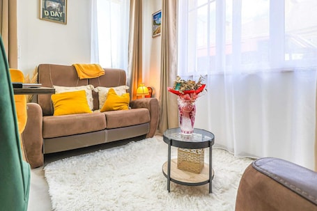 Deluxe Double Room, Garden View | Living area | Printers