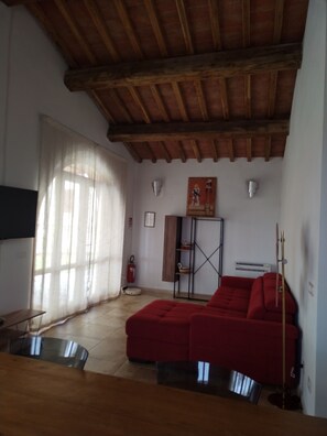 Appartement Confort, 2 chambres, balcon, vue colline | Coin séjour | Télévision