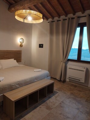 Comfort appartement, 2 slaapkamers, balkon, uitzicht op heuvels | Een kluis op de kamer, verduisterende gordijnen