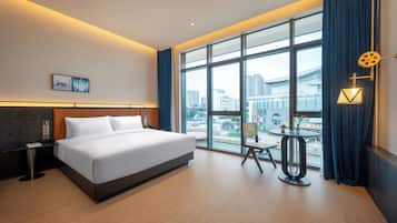 Espacio para trabajar con laptop, wifi gratis y ropa de cama