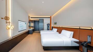 Ein modernes Hotelzimmer mit einem großen Bett, einem Schreibtisch und einem durchgegangenen Tür erkennbaren Badezimmer.