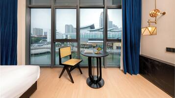 Espacio para trabajar con laptop, wifi gratis y ropa de cama