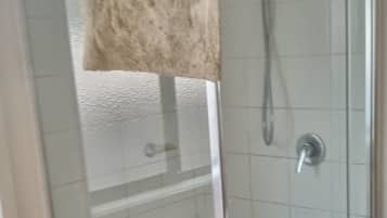 Chuveiro, secador de cabelo, toalhas de banho, sabonete