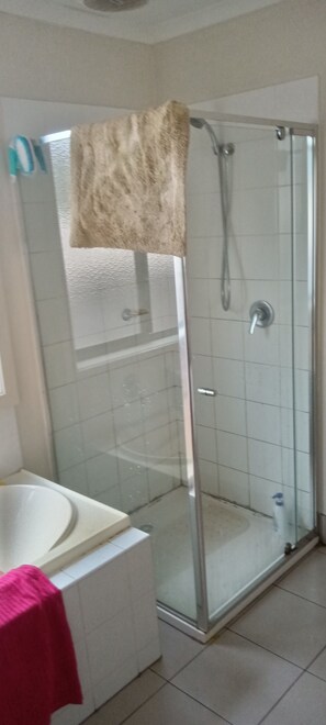 Bruser, hårtørrer, håndklæder, Sæbe