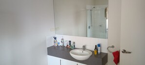 Dusche, Haartrockner, Handtücher, Seife