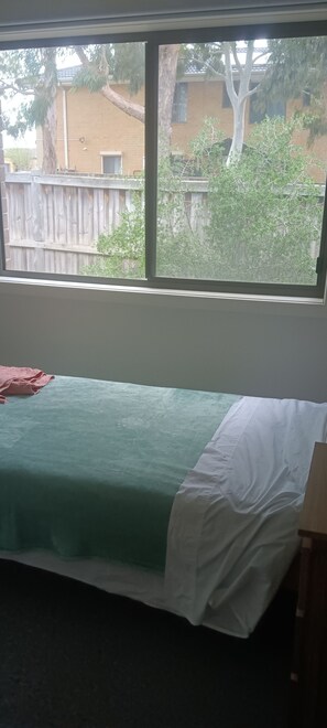 2 bedrooms, internet, bed sheets