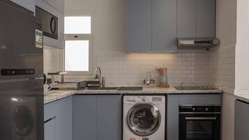 Kühlschrank, Mikrowelle, Ofen, Herdplatte