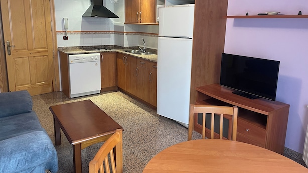Full-sized fridge, microwave, stovetop, dishwasher - Apartamentos Villa de Aínsa (Aínsa)