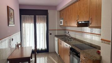 Full-size fridge, microwave, stovetop, dishwasher