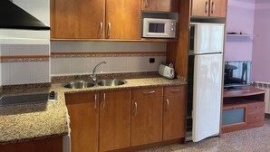 Full-sized fridge, microwave, stovetop, dishwasher - Apartamentos Villa de Aínsa (Aínsa)