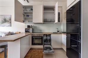 Apartamento, 2 quartos, cozinha, vista para a cidade | Cozinha privada | Geladeira grande, micro-ondas, fogão, cooktop