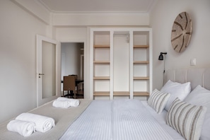 Apartamento, 2 quartos, cozinha, vista para a cidade | Cortinas blackout, ferros/tábuas de passar roupa, Wi-Fi de cortesia