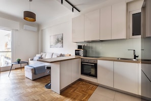 Apartamento, 2 quartos, cozinha, vista para a cidade | Sala de estar | Smart TV 43 polegadas com canais digitais, serviços de streaming