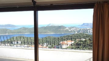 Departamento familiar, vista al mar | Área de sala de estar
